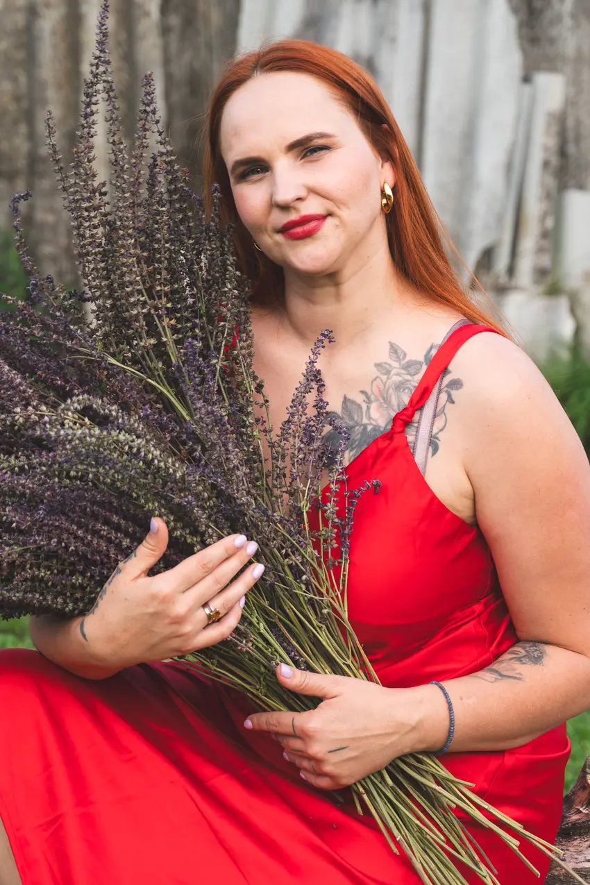 Aurelija Žitkė su levandų puokšte